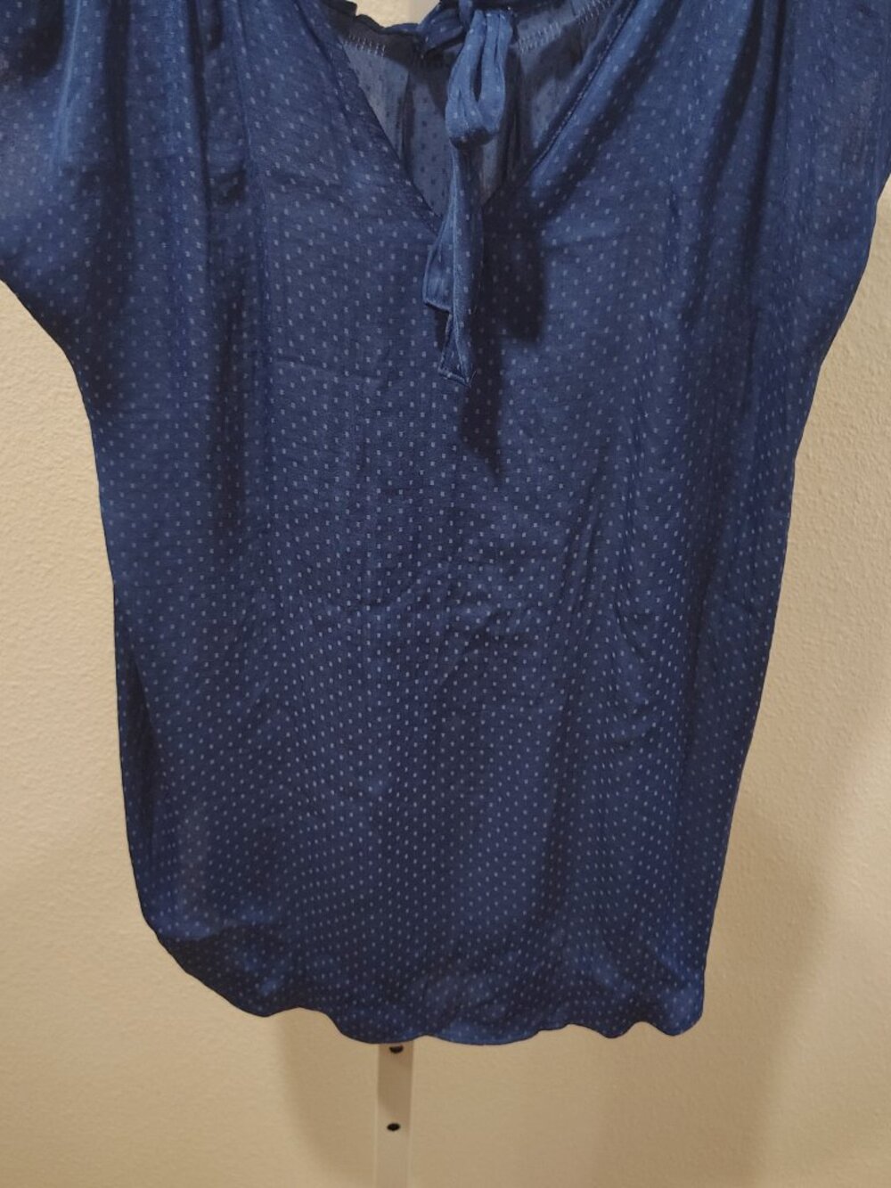 LC Lauren Conrad Women's Top Size Medium Navy Blue Pleated Polka Dots - Picture 9 of 10